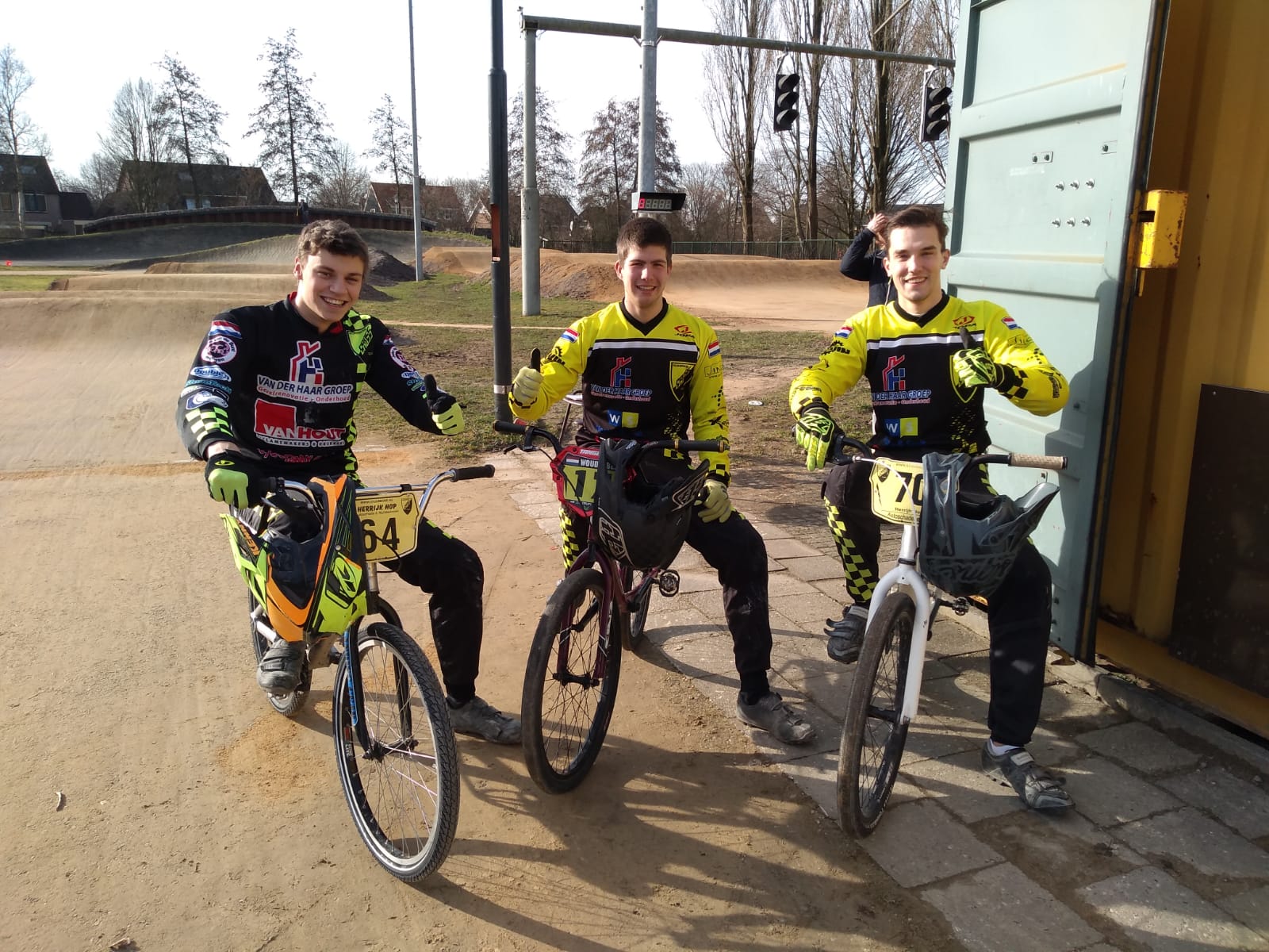 Grote jongens op grote fietsen