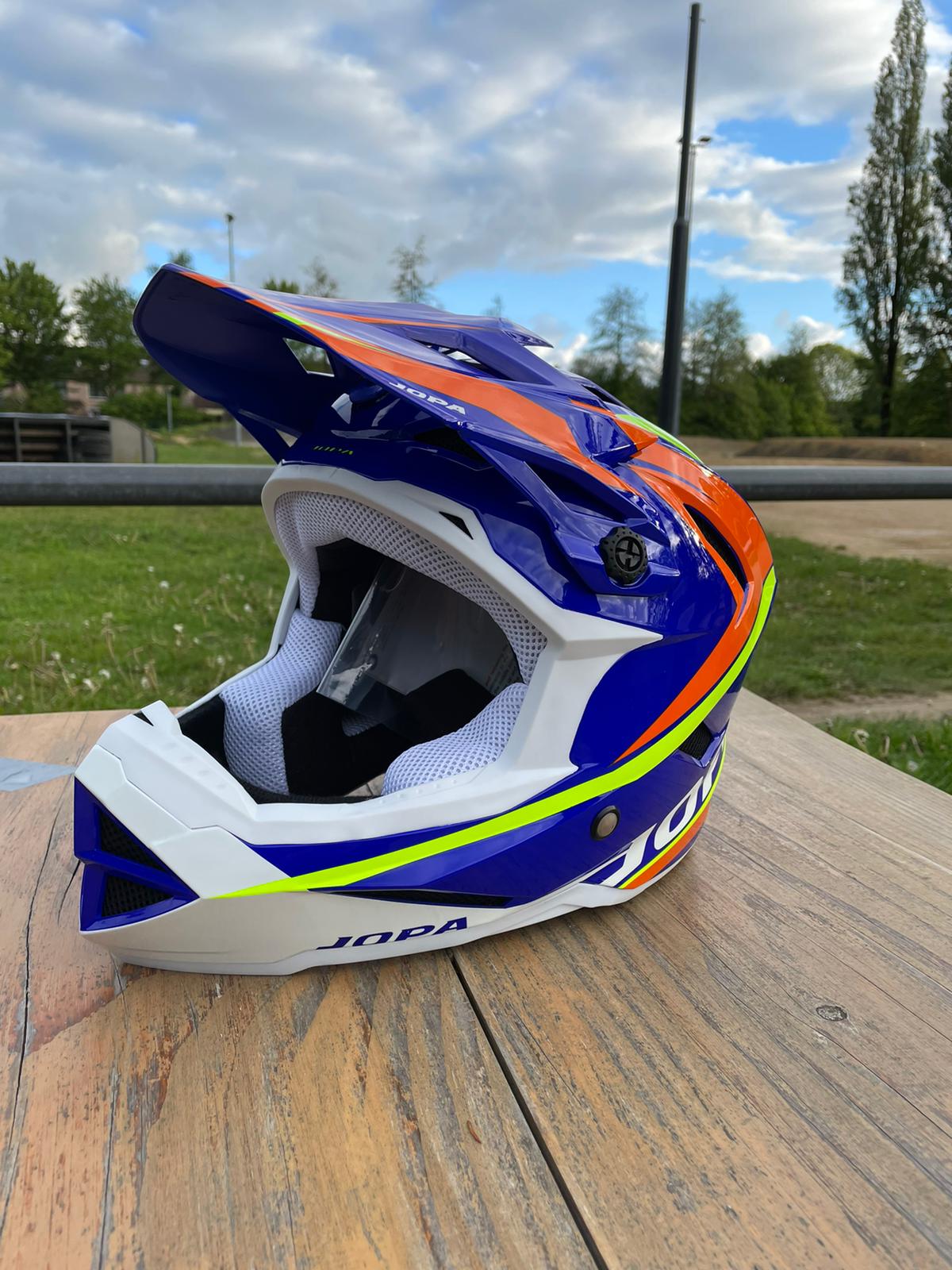 Nieuwe helmen te koop via de club