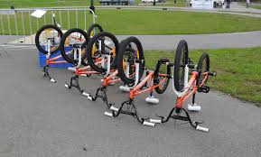 Let op: ouders / begeleiders van leden van 12 jaar en jonger moeten tijdens de trainingen aanwezig zijn i.v.m. valpartijen. 